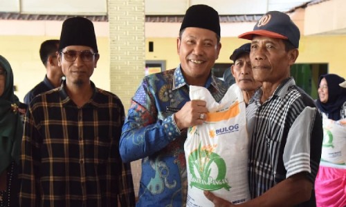 Plt Bupati Sidoarjo Pantau Distribusi Bantuan Pangan di Kecamatan Balongbendo