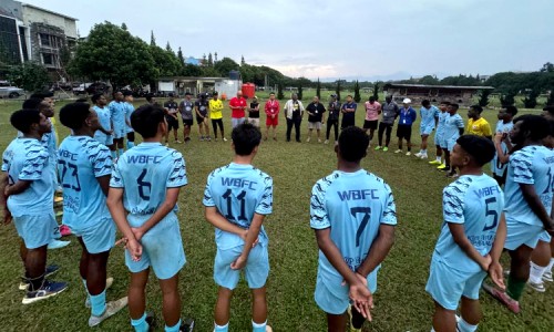 Ketua Asprov Papua Pegunungan Kunjungi TC PON Sepak Bola Putra, Beri Motivasi Atlet