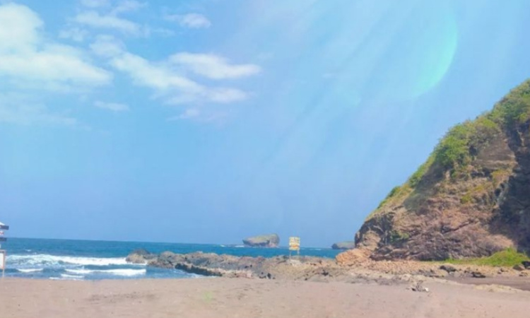 Menenangkan Diri, Dalam Dekapan Keindahan Alam di Pantai Watu Ulo Jember