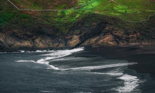 Menikmati Keindahan Pantai Payangan Jember, Destinasi Wisata Alam yang Menakjubkan