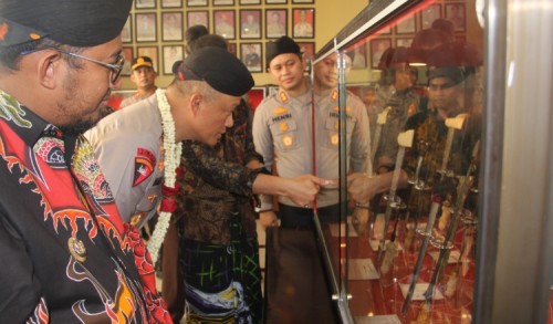 Kapolda Jatim Tinjau Langsung Pameran Keris dan Batu Akik Polres Sumenep