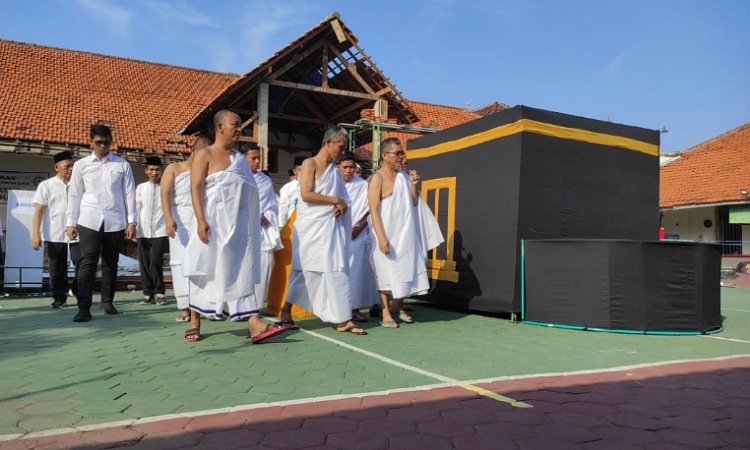 Perdana, Lapas Kediri Laksanakan Manasik Haji Bersama Warga Binaan dan Pegawai Lapas