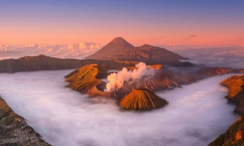 Pesona Gunung Bromo, Destinasi Wisata Ikonik dengan Pemandangan Spektakuler