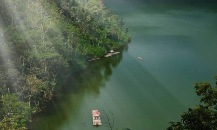 Danau Ranu Agung Probolinggo, Keindahan Alam Hijau di Tengah Kawasan Vulkanik