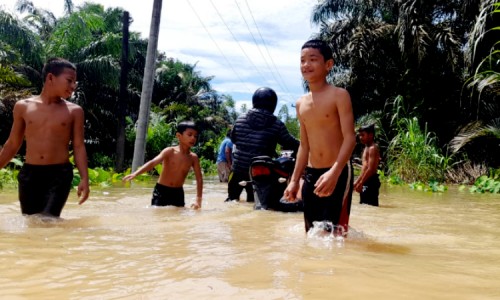 Diguyur Hujan Semalaman, Akses Menuju Desa Mombang Boru Terendam Air Selutut Orang Dewasa