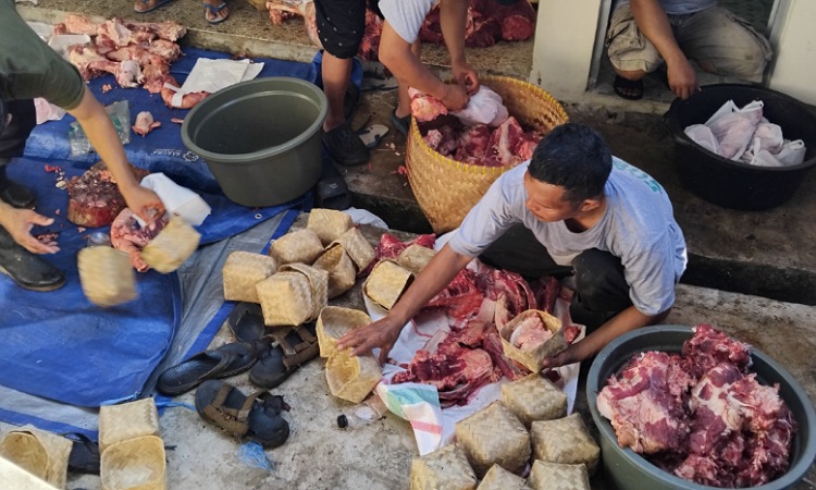 Menarik, Daging Kurban Masjid Agung Darussalam Cilacap Dibungkus Besek