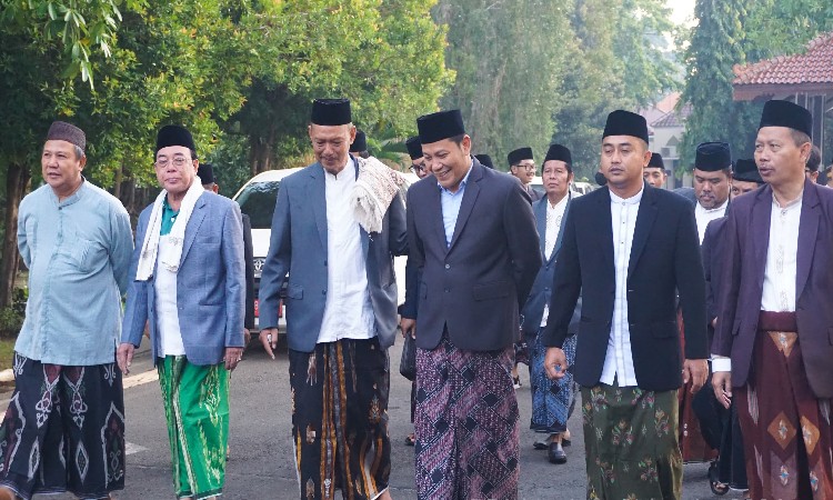 Plt Bupati Salat Idul Adha di Masjid Agung Sidoarjo, Serahkan Sapi Kurban Berbobot Satu Ton 