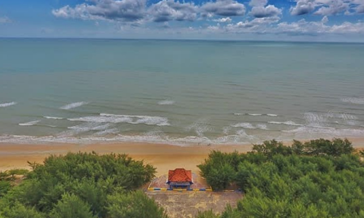 Menikmati Keindahan Pantai Lombang, Destinasi Wisata Keluarga Terbaik di Sumenep