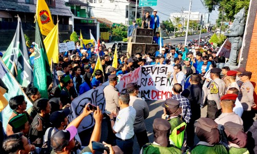 Tolak Revisi UU TNI Polri, Ratusan Aktivis Cipayung Kediri Geruduk Kantor DPRD Kabupaten
