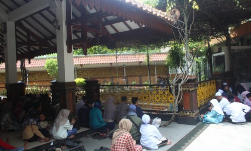 Libur Idul Adha, Belasan Ribu Peziarah Padati Makam Gus Dur di Jombang