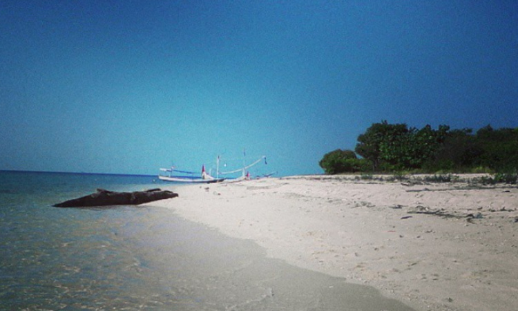 Menikmati Keindahan Pulau Gili Labak, Destinasi Tersembunyi di Sumenep