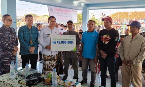 BPJS Ketenagakerjaan Serahkan JKM kepada Dua Keluarga Nelayan Meninggal di Cirebon