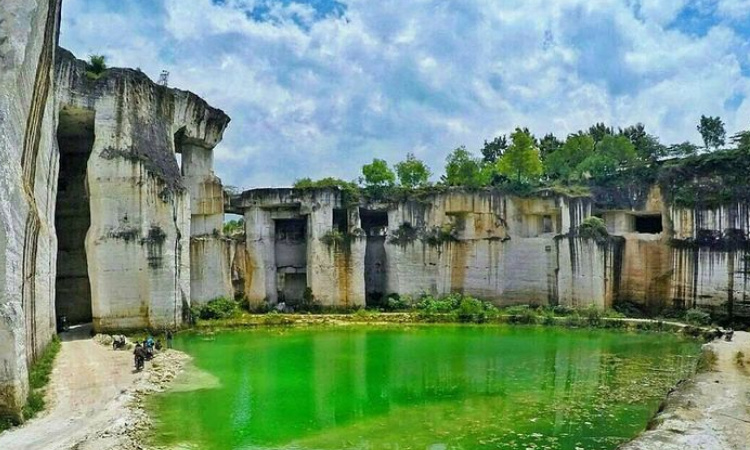 Menikmati Keindahan Unik di Tlogo Sadang Lamongan