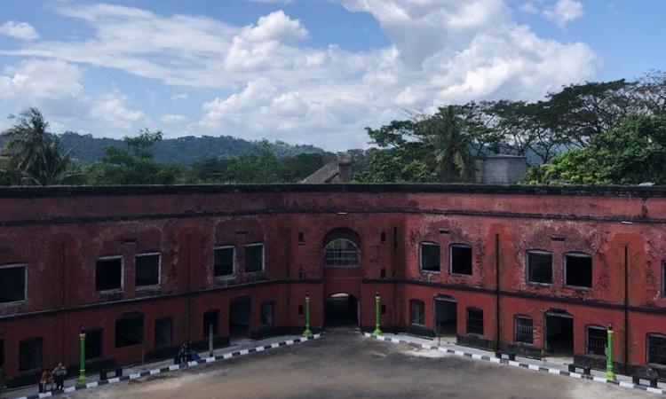 Menelusuri Sejarah di Monumen Van der Wijck Lamongan