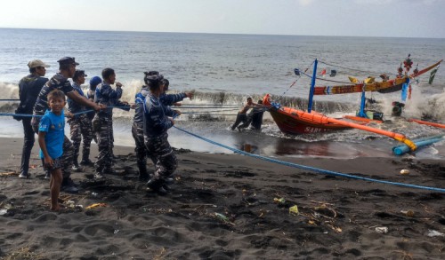 Nelayan Banyuwangi Rugi Besar, Perahu Rusak Dihantam Ganasnya Ombak