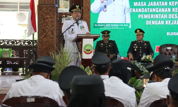 Ratusan Kades Terima SK Perpanjangan, Bupati Arief Rohman Minta Segera Review RPJMDes