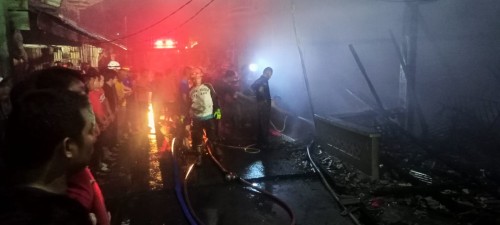 Diduga Korsleting Listrik, Tiga Rumah Warga di Karimun Ludes Terbakar