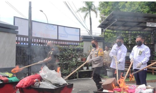 Kejari Tuban Bakar Puluhan Ponsel hingga Penanak Nasi, Pemusnahan Barang Bukti 88 Perkara Pidana