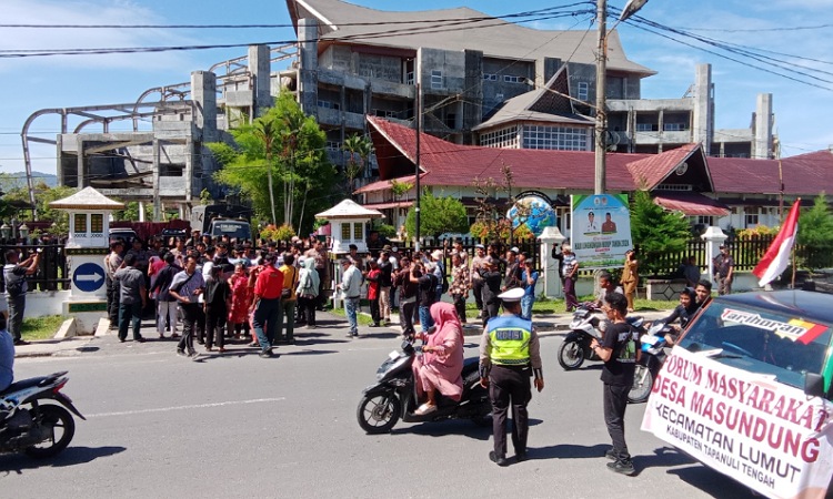 Minta Kades Diganti, Puluhan Warga Desa Masundung Datangi Kantor Bupati Tapteng 