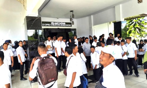 Ratusan PTT SMP Geruduk DPRD Bondowoso, Minta Formasi P3K
