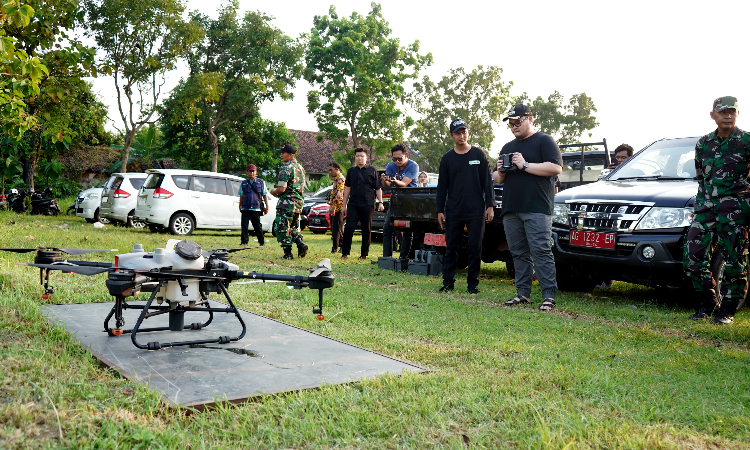 Tarik Minat Petani Milenial, Mas Dhito Beri Bantuan Lima Drone