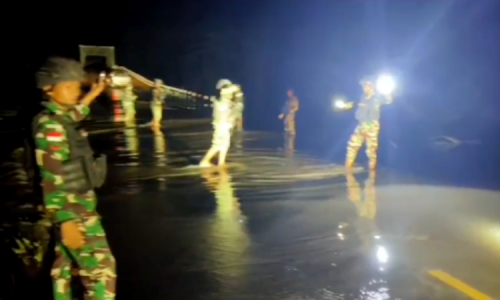 Personel TNI Satgas Pamtas Statis RI-PNG Selamatkan Warga yang Terseret Arus Banjir