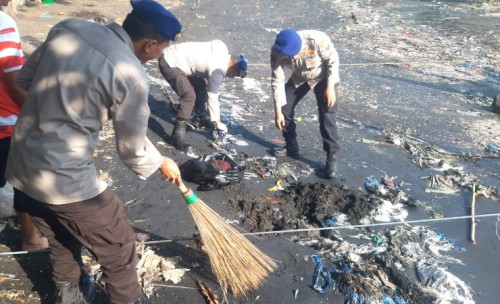 Polisi Bersihkan Sampah di Pantai, Minta Kelestarian Laut Probolinggo Dijaga Bersama