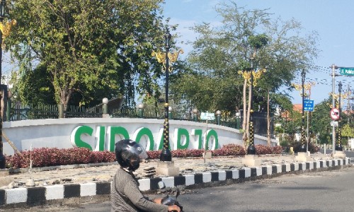 Anggota DPRD Sidoarjo Kritik Kerusakan Trotoar GOR, Pemkab Dinilai Abai