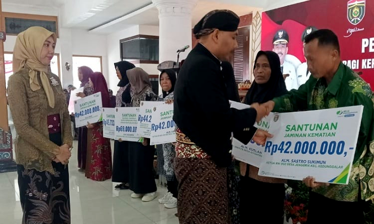 HUT Ngawi ke 666, Bupati Serahkan Manfaat Jamsostek untuk Ekosistem Desa