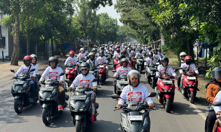 Melintasi Ikon Kota Kediri, Begini Keseruan Parade Vario 160 