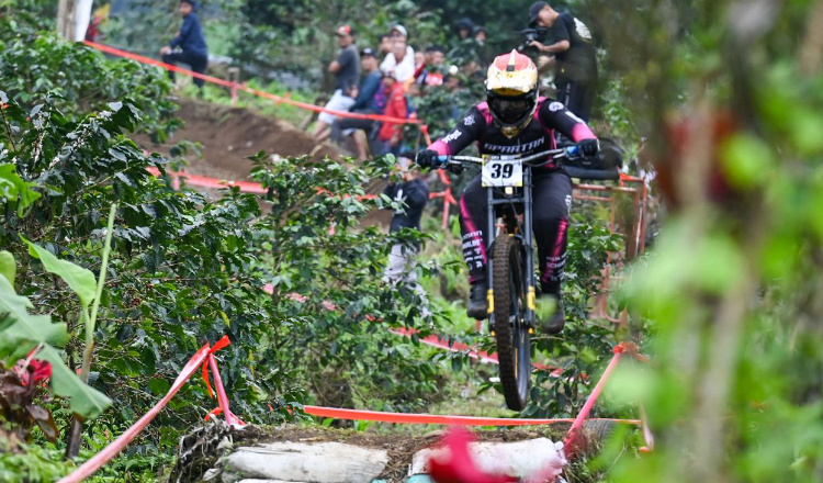 Andy Prayoga dan Milatul Khaqimah Juara Banyuwangi Ijen Geopark Downhill 2024
