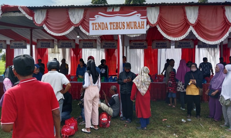 Warga Cilacap Serbu Tebus Murah Paket Sembako dari Polda Jateng