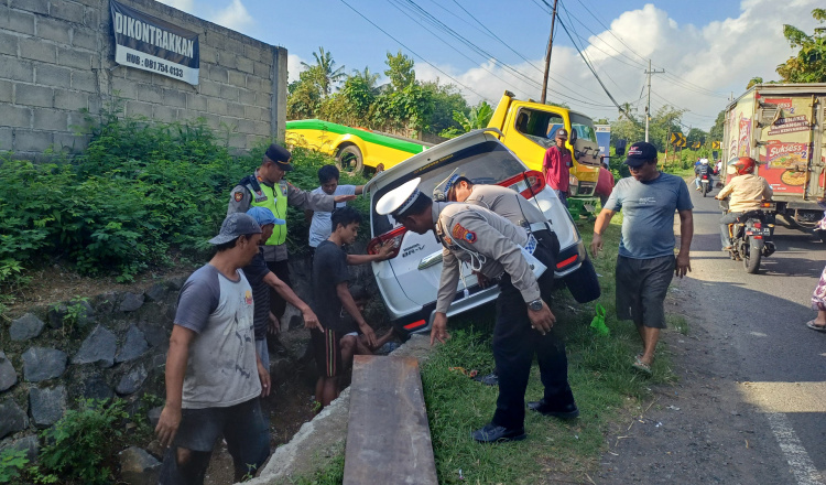 Mobil Rombongan Keluarga Terperosok di Banyuwangi, Sempat Sebabkan Kemacetan