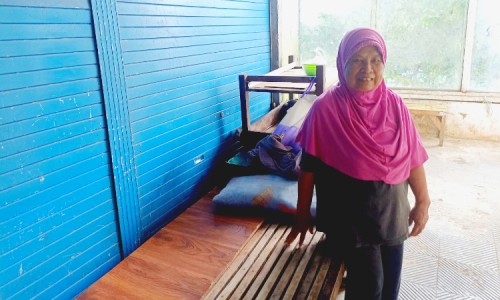 Pasar Tanjung Jadi “Hotel” bagi Perempuan Pengamen, Tinggal Bersama Kucing-Kucing