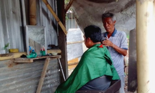 Cerita Pak Ikhlas, Pemilik Tempat Potong Rambut “Seikhlasnya” di Jember