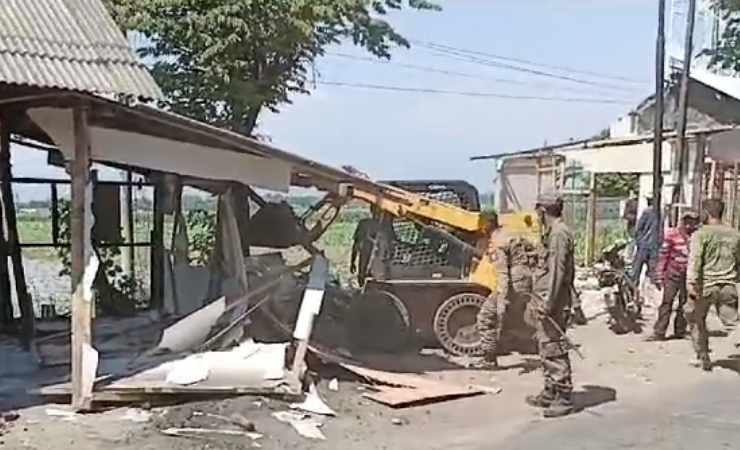 Berantas Pelacuran, Satpol PP Probolinggo Bongkar Paksa Warung Remang-Remang di Paiton