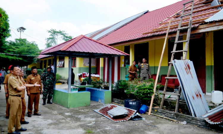 Angin Puting Beliung Rusak Puluhan Rumah Warga di Kampar, Pj Bupati Salurkan Bantuan