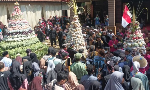 Semarak Grebeg Suran Sambut Tahun Baru Islam di Banjarnegara, Warga Berebut Tiga Gunungan