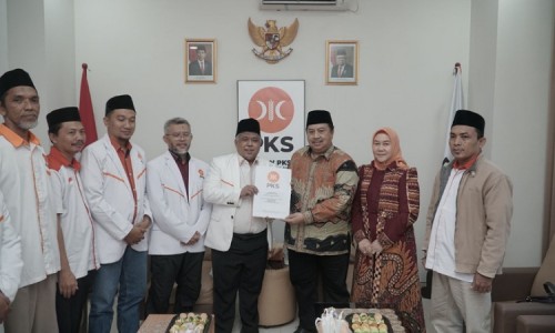 PKS Serahkan SK untuk Warsubi di Pilkada Jombang