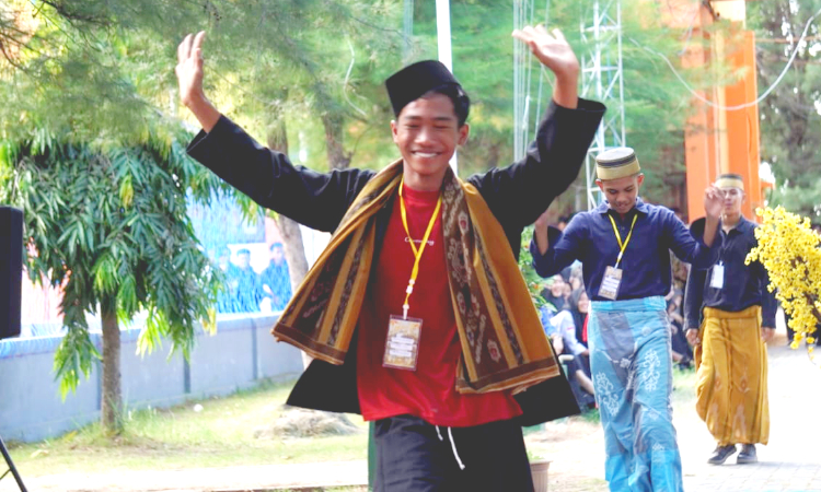 Pakaian Adat Nusantara Warnai Penutupan MPLS SMKN 1 Sumenep