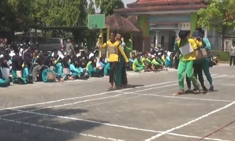 Ajarkan Kekompakan dan Kerjasama, MPLS MAN 7 Jombang Diisi Permainan Tradisional