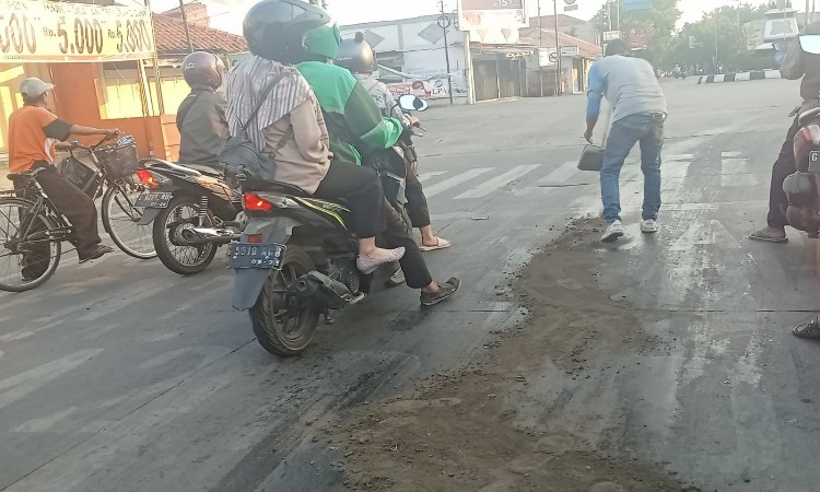 Sejumlah Pengendara Motor Jatuh Akibat Oli Berceceran di Lampu Merah Sirandu Pemalang