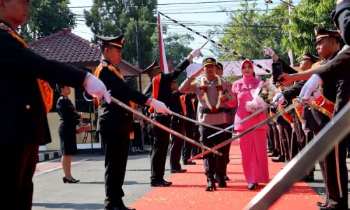 Tradisi Pedang Pora Sambut Kedatangan Pejabat Baru Kapolres Pemalang Eko Sunaryo