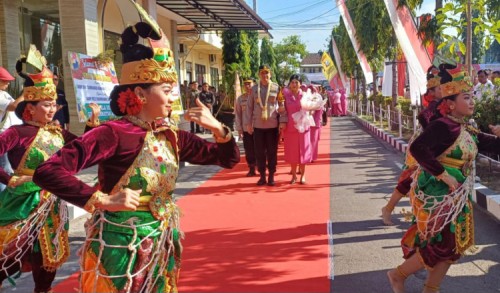 Pedang Pora, Tari dan Hadrah Sambut Rezi Dharmawan sebagai Kapolres Baru Situbondo