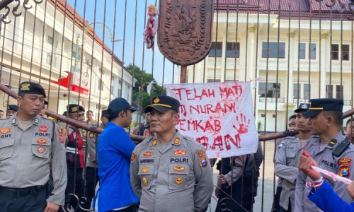 Mahasiswa Bawa Boneka Pocong dan Kain Kafan di Kantor Bupati Tuban, Protes Buruknya Layanan Kesehatan bagi Warga Miskin