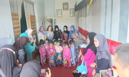 Para Istri Anggota DPRD Bondowoso Sosialisasikan Busana Kebaya ke Emak Emak Anak TK