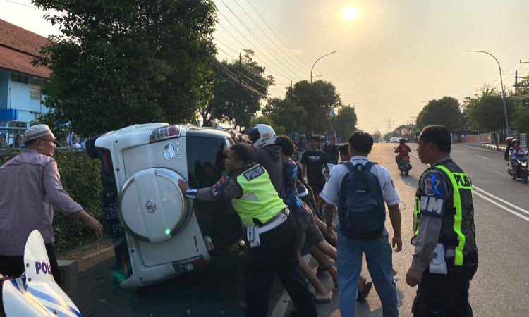 Toyota Rush Tabrak Pohon hingga Terguling di Tuban