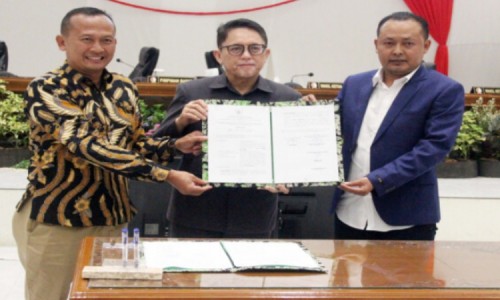 Bertempat di Gedung DPRD, Pj Bupati Bojonegoro Manandatangani Pakta Integritas RPJPD 2025-2045
