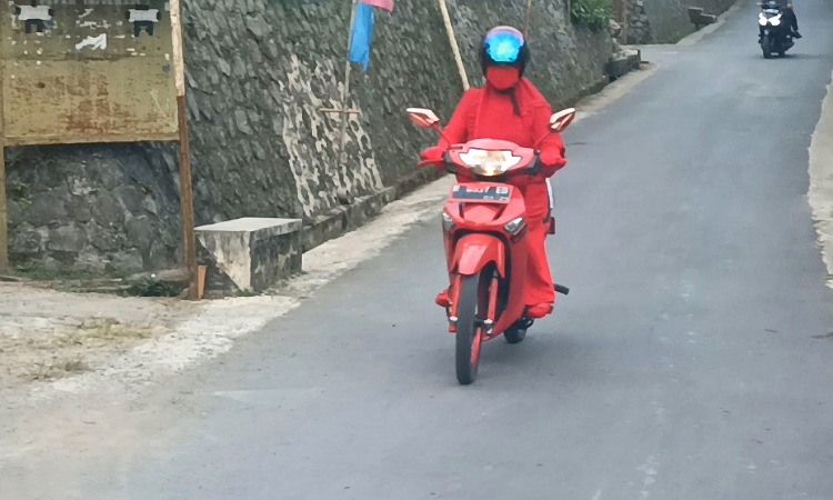 Viral! Emak-Emak di Banjarnegara Kenakan Pakaian Serba Merah hingga Gemparkan Jagat Maya