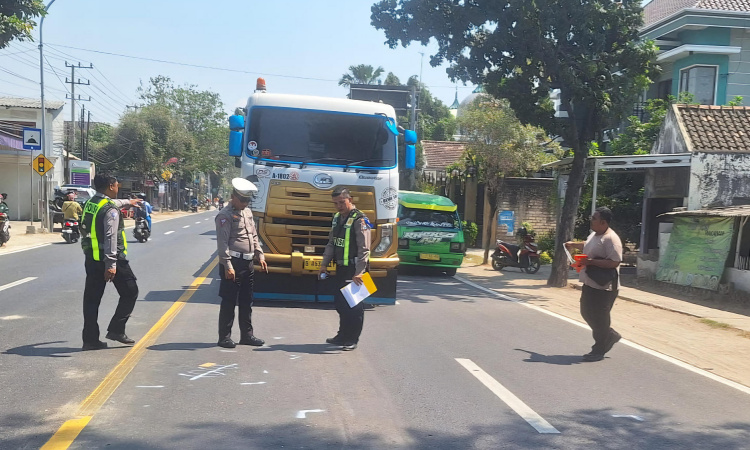 Diserempet lalu Terlindas Truk Tronton saat Hendak Belok, Petani di Tuban Tewas